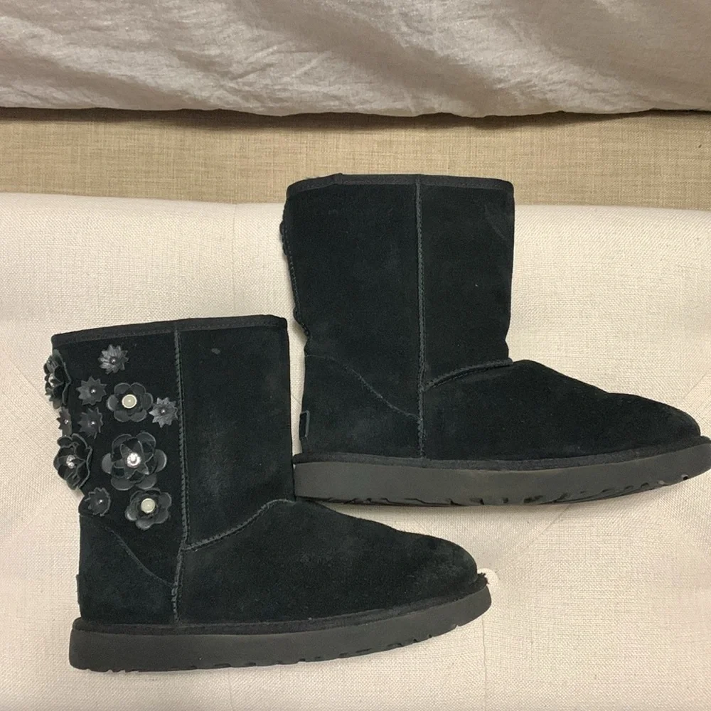 UGG WOMEN’S CLASSIC SHORT PETAL BLACK BOOTS SZ 10 WITCHY ACADEMIA ARTSY